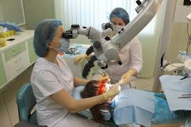 профессиональный стоматологический микроскоп облегчает работу и делает ее более качественной